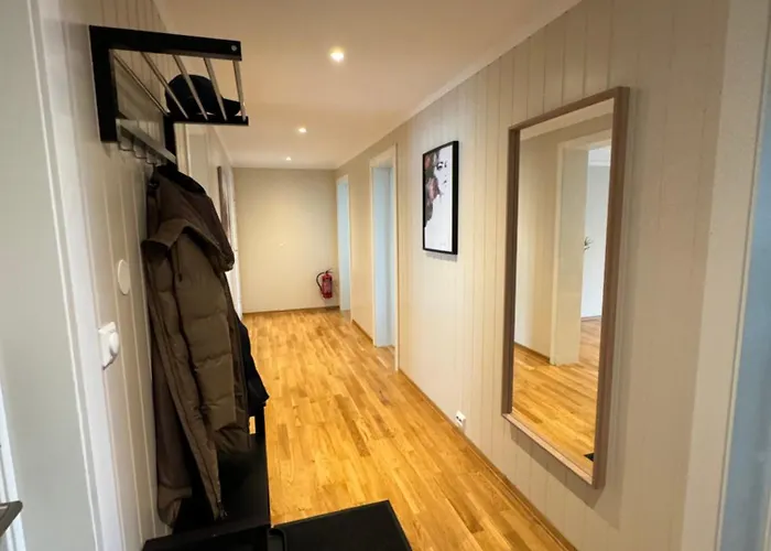 Charming 3-bedroom In The Heart Of Lägenhet Kristiansund