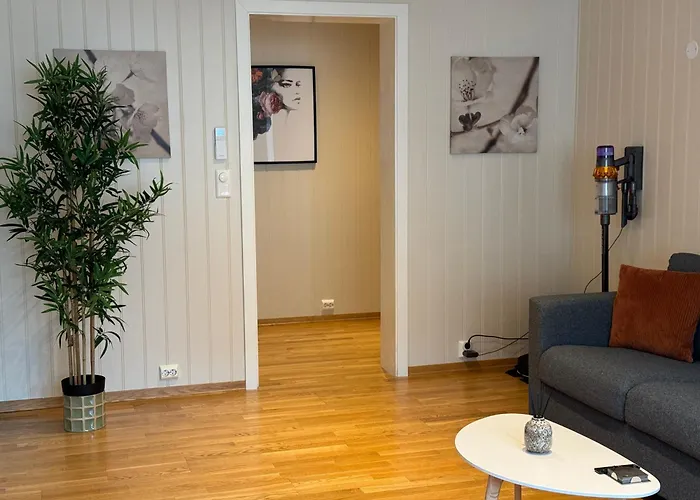 Charming 3-bedroom In The Heart Of Lägenhet Kristiansund