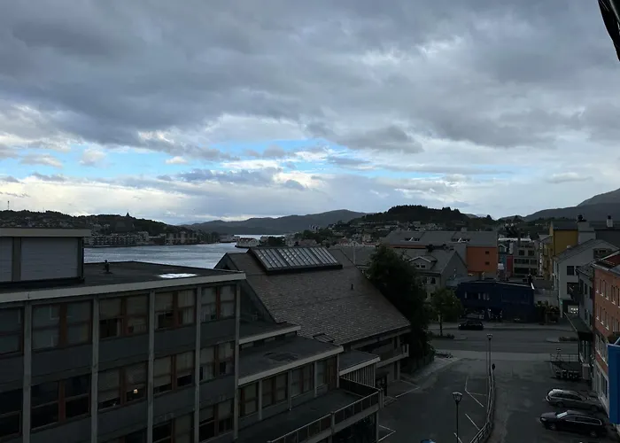 Charming 3-bedroom In The Heart Of *